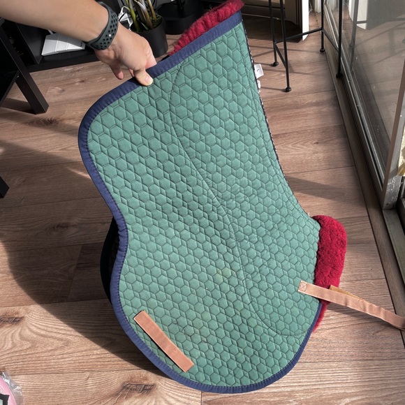 Mattes sheepskin Green Quilted Saddle Pad with burgundy lambskin - Picture 2 of 9